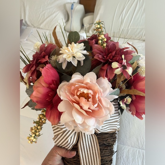 Handmade basket floral arrangement - Picture 2 of 4